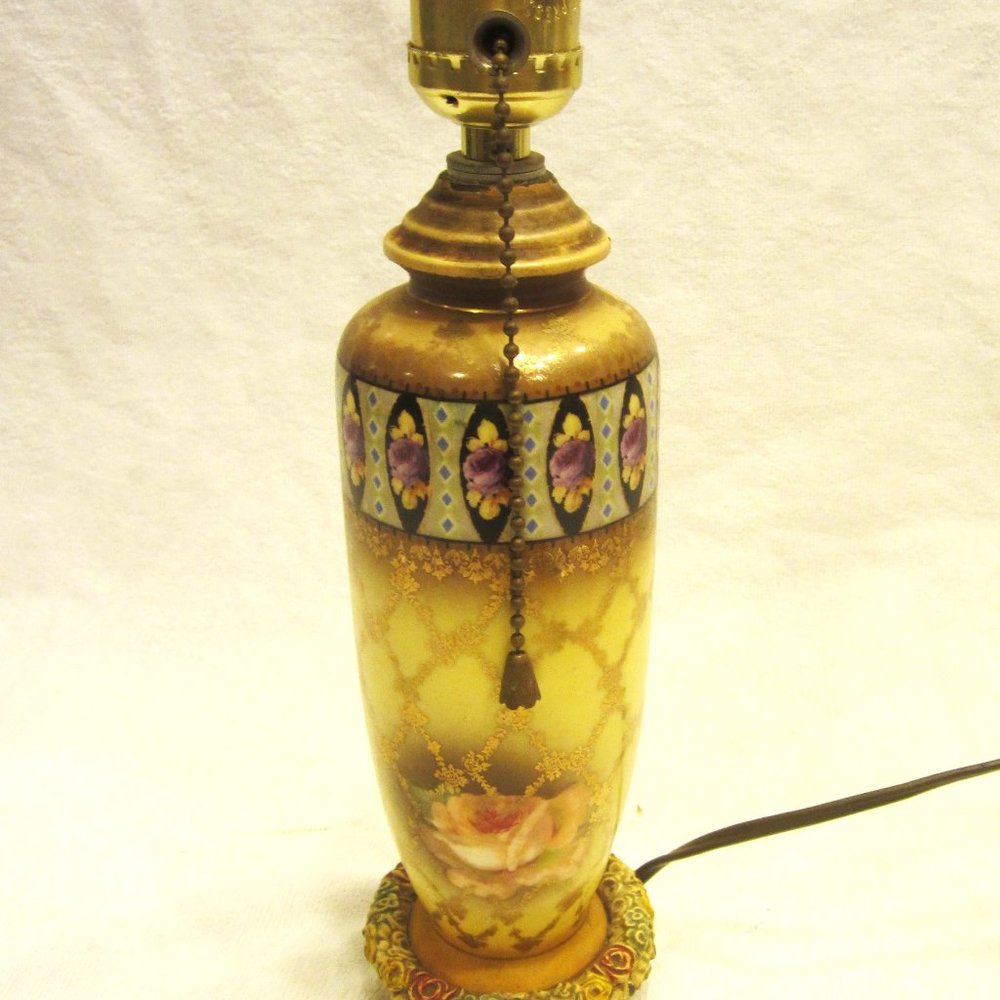 VTG MCM SMALL ACCENT LAMP,VASE STYLE W/ROSE MOTIF